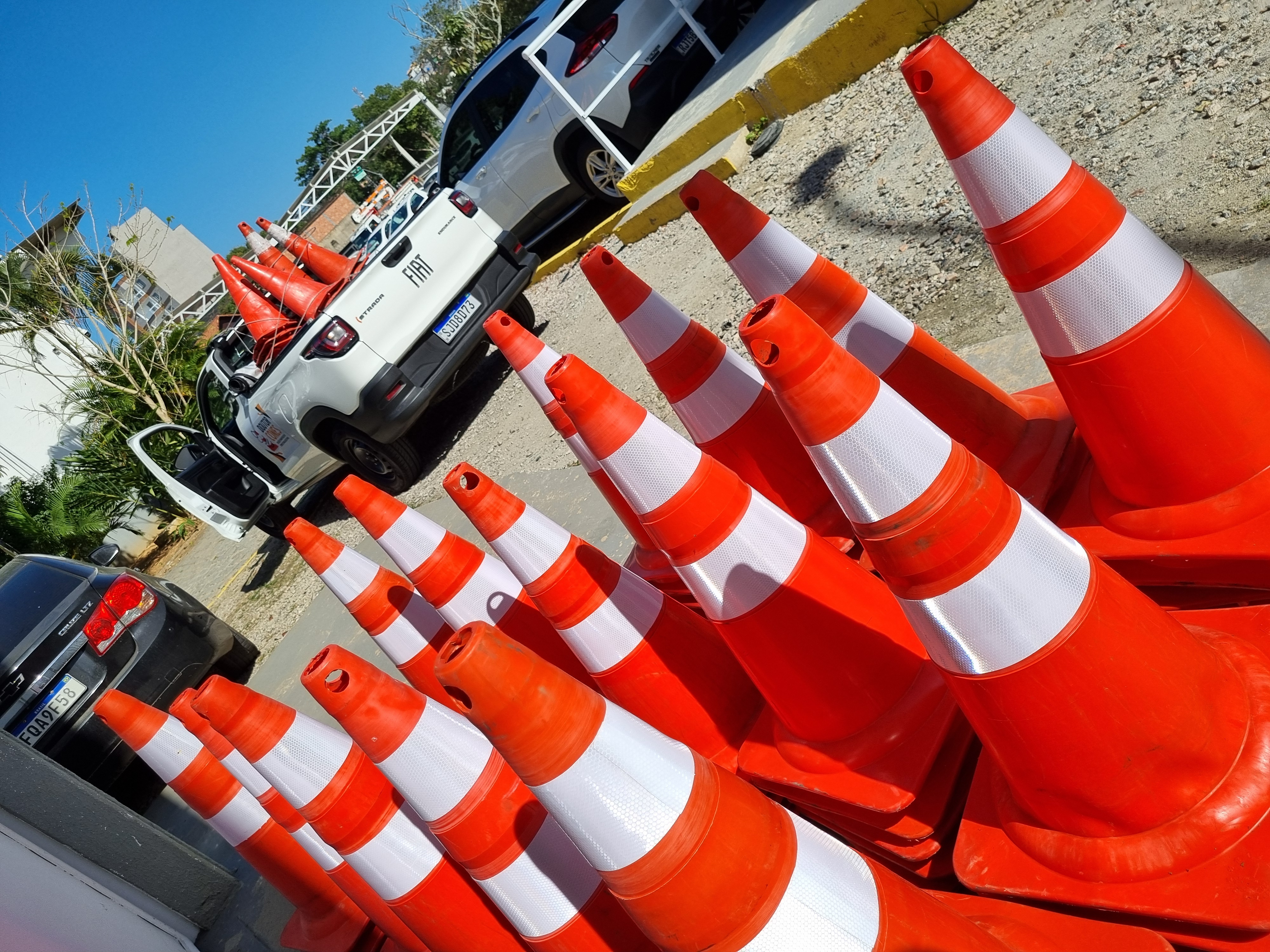 Cones prontos e equipe Doutor Cones